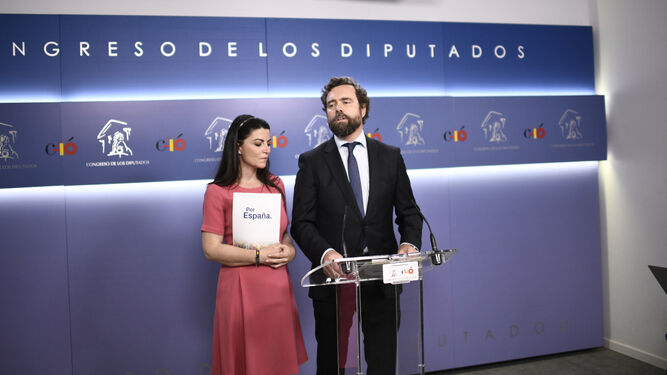 El portavoz del grupo parlamentario de Vox,  Iván Espinosa de los Monteros,  y la diputada Macarena Olona, el jueves en el Congreso.