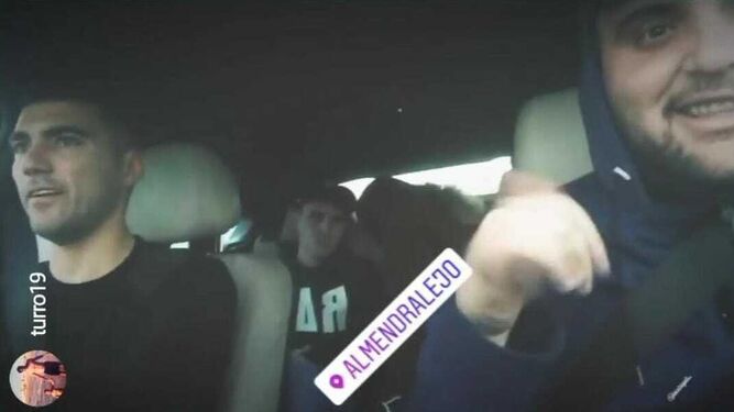 El futbolista José Antonio Reyes y los otros dos ocupantes del coche accidentado en una imagen publicada en el perfil de Instagram de uno de ellos, @turro19.