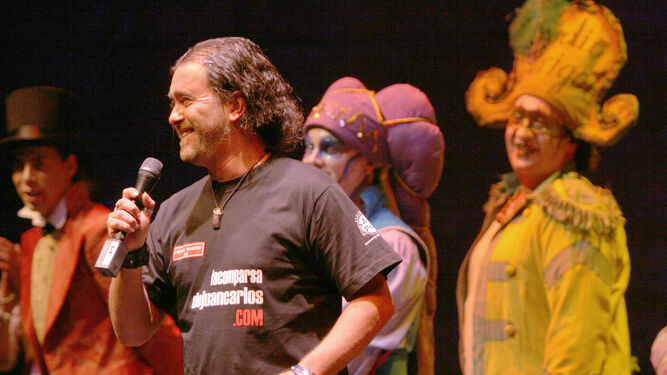 Juan Carlos Aragón presentando su antología en Isla Mágica en agosto de 2008.