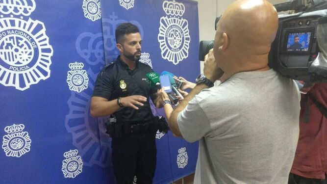 El agente de la Policía Nacional explica a los medios de comunicación los hechos ocurridos en la caseta municipal de Medina durante la pasada feria.