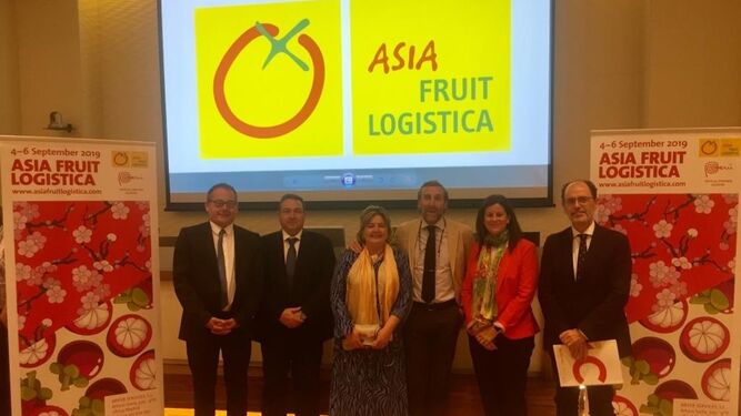 Foto de ‘familia’ de la presentación de Asia Fruit Logistica en Murcia.