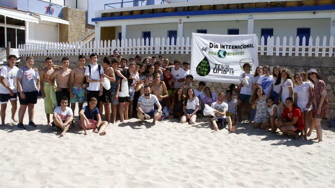 Imagen de los 60 alumnos del Francisco Javier de Uriarte esta mañana, durante la actividad, en la playa de Fuentebravía.