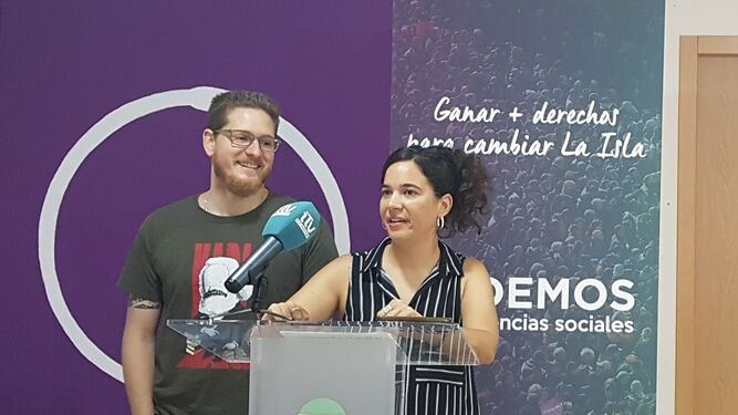 Ana Rojas y Ernesto Díaz, esta mañana en la sede de Podemos.