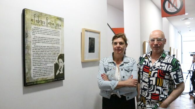 Pepa Vela y Jesús Romero junto a una de las obras expuestas en el Museo de Chiclana.