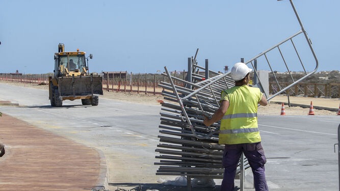 Preparativos en la playa de Camposoto, cuya carretera se abrirá hoy hasta el acceso cuatro.