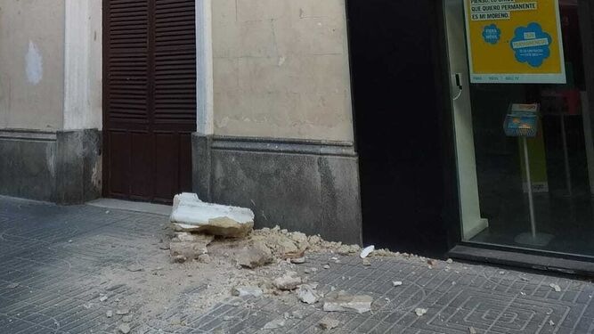 Una imagen de los cascotes que cayeron ayer desde un balcón en la calle Luna.