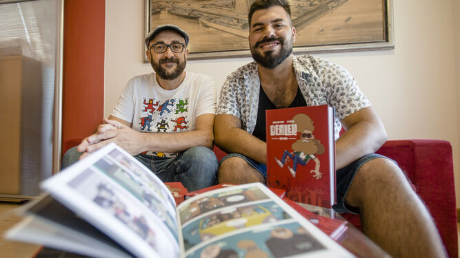 El guionista José Luis Vidal (izquierda) y el dibujante El Flores, con ejemplares de su cómic.
