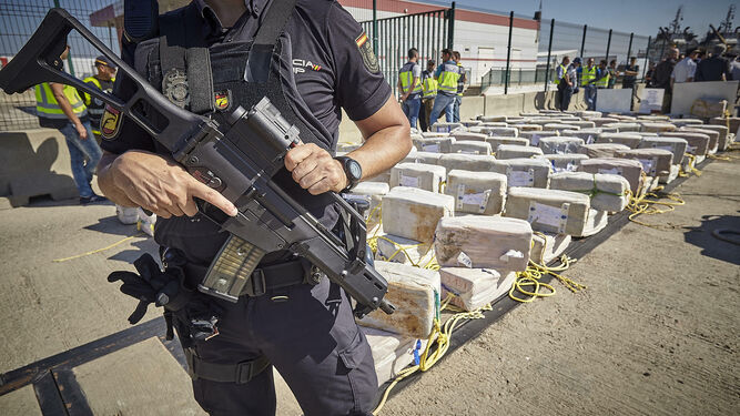 julio gonzález Agentes de la Policía Nacional vigilando la descarga de un importante alijo de cocaína en el muelle de Cádiz en una imagen de archivo.
