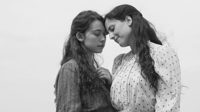 Greta Fernández y Natalia de Molina en 'Elisa y Marcela', de Isabel Coixet.