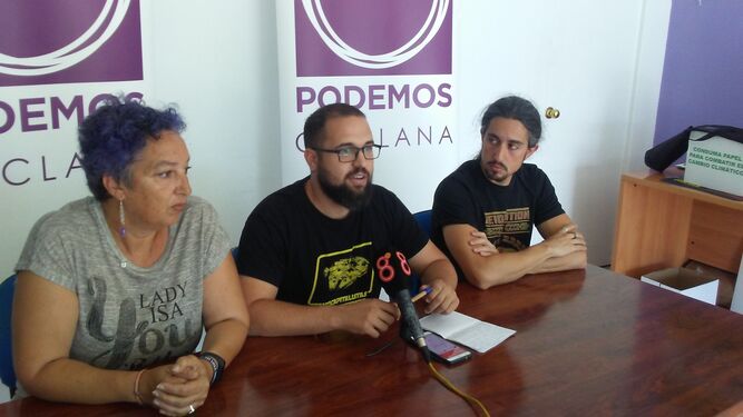 El coordinador local y próximo concejal de Podemos en Chiclana, Jorge Guerrero, en el centro, en una reciente comparecencia acompañado de Elena Coronil y Daniel Martín.