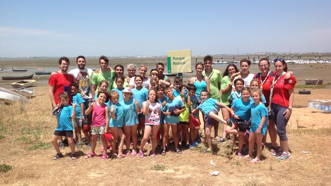 Participantes en las actividades organizadas el sábado en la playa de La Casería con motivo del Día del Medio Ambiente.