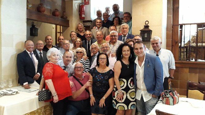 El homenajeado Jesús Mora Vicente con el grupo de compañeros de la UNED, durante el almuerzo celebrado en el restaurante La Góndola, con motivo de su reciente jubilación.