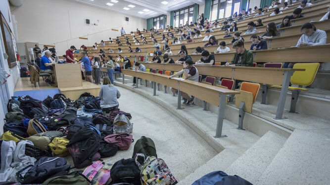 Mochilas amontonadas en un aula de la Facultad de Medicina durante un examen.