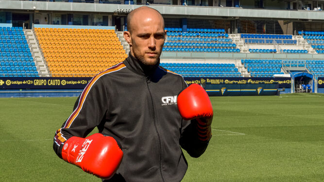 El deportista gaditano posando ayer con sus guantes en el Ramón de Carranza.