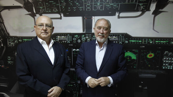 Jesús Espinosa y José Antonio Veroz, en la sala de reuniones de las instalaciones que tiene la Cámara de Comercio de Sevilla en Aerópolis, donde están ubicadas las oficinas de 3JIT.