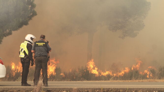 Agentes de la Guardia Civil intervienen en un incendio.