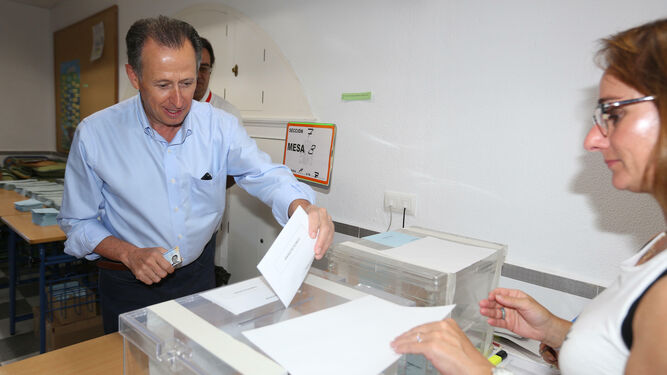 El alcalde de Chiclana, José María Roman, votando en las pasadas elecciones municipales