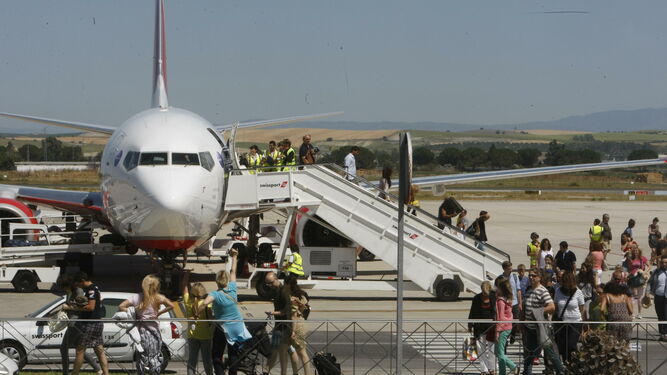 Pasajeros llegando al aeropuerto de Jerez.