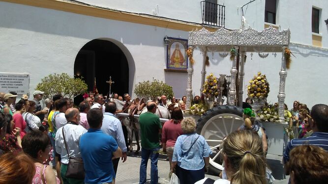 Momento de la llegada de la carreta con el Simpecado a la parroquia de San Telmo.