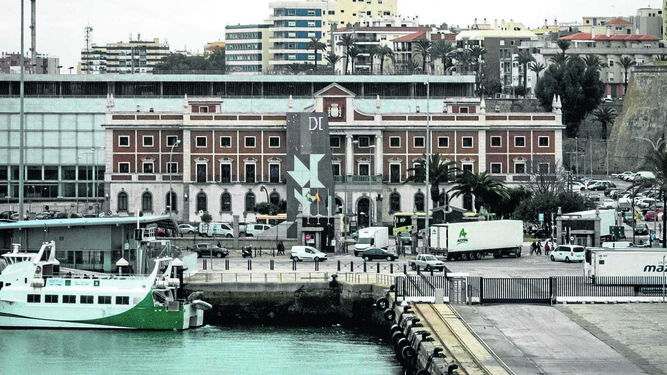 El edificio de  la Aduana, detrás del ‘Queco’ y delante de  la antigua estación de  tren, visto desde el muelle ciudad del puerto de la Bahía de Cádiz.
