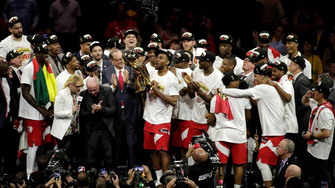 Los Raptors celebran su triunfo en la NBA.