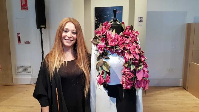 La diseñadora Rocío Tejada junto al modelo ‘Recuerdos’, uno de los cinco vestidos que forman la exposición.