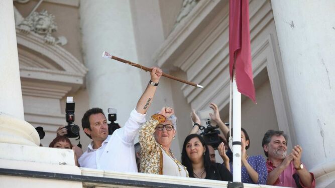 José María González Kichi muestra el bastón de mando desde el balcón del Ayuntamiento.