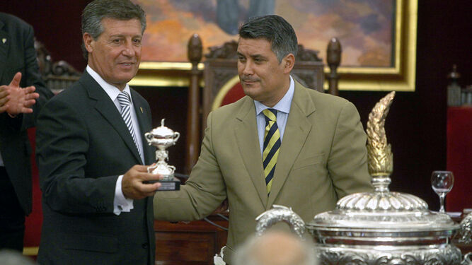 Hugo Vaca no solo ganó el Trofeo, en 1981, sino que también lo presentó , en 2013.