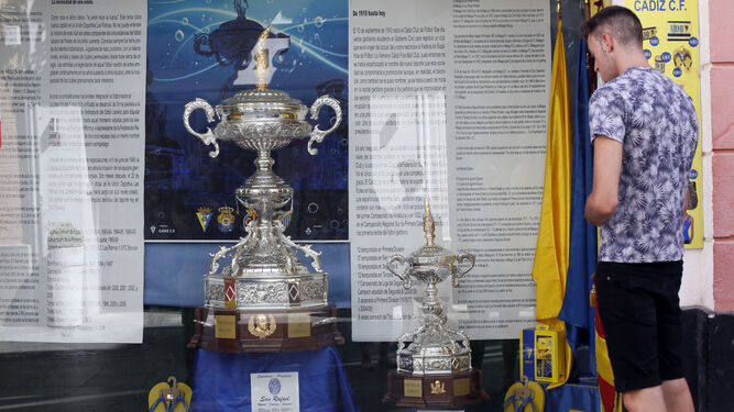 Las dos copas del Trofeo Carranza expuestas en el escaparate de un comercio gaditano.