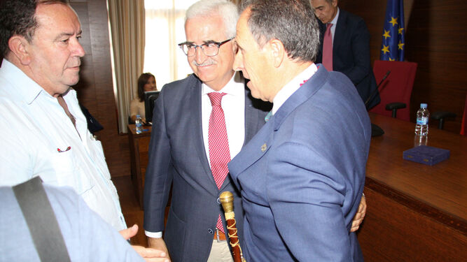 Román recibe las felicitaciones de los ex alcaldes de Chiclana Manuel Jiménez Barrios y Pepe Mier.