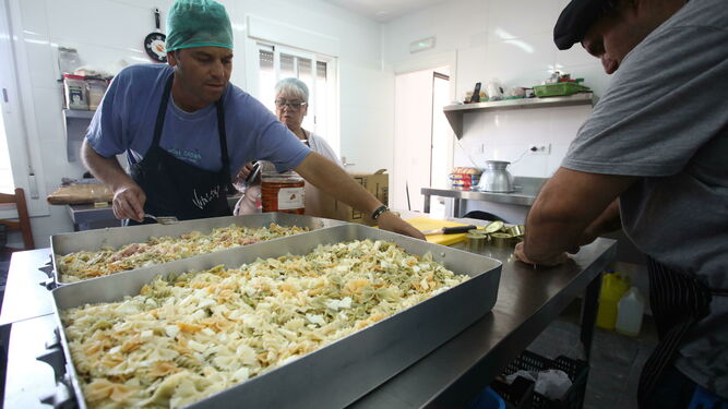 Voluntarios preparando comida en la cocina de Amigas al Sur.