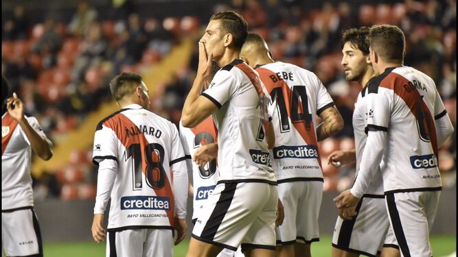 Álex Alegría lanza un beso tras el único gol que marcó con el Rayo en la campaña 2018/19.