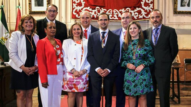 El alcalde y los ocho concejales del PSOE, el pasado sábado en el pleno de constitución de la Corporación local.