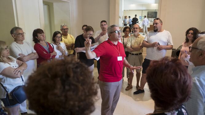 El director del Museo de Cádiz rodeado por los participantes en una visita guiada.