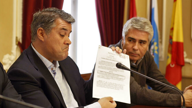 Ignacio Romaní y Vicente Sánchez, en una rueda de prensa como concejales del Ayuntamiento.