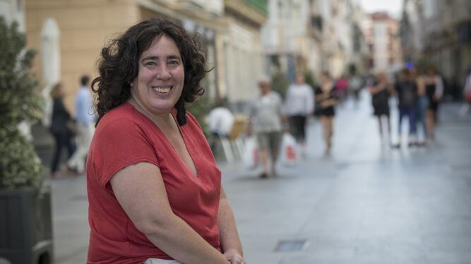 La directora vasca Arantxa Echevarría, en la calle Ancha de Cádiz esta semana.