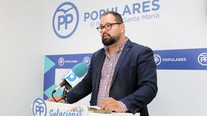 El portavoz del PP, Javier Bello, durante la rueda de prensa.