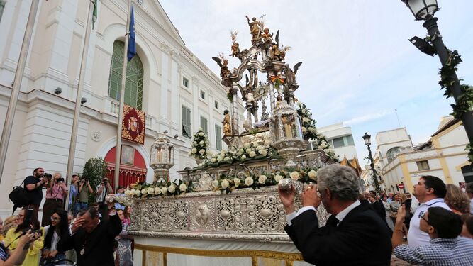La Custodia de la Sagrada Forma, durante la procesión del Corpus.