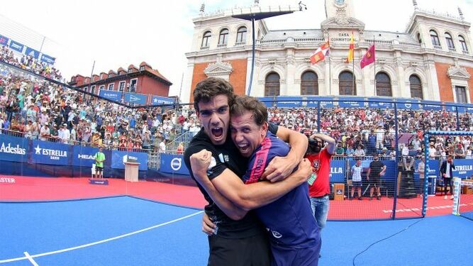Lebrón y Navarro se abrazan tras su triunfo en Valladolid con el Ayuntamiento al fondo.