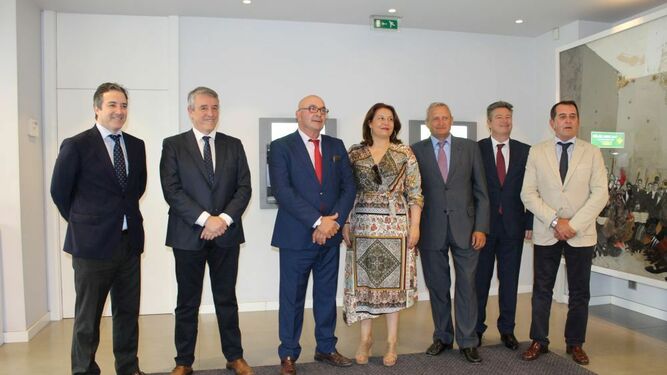 La consejera Carmen Crespo, junto a responsables de Cooperativas de Andalucía y España y de Caja Rural del Sur.