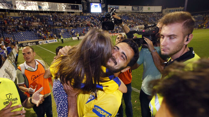 Güiza, autor del gol en el Rico Pérez hace tres años, es abrazado tras el ascenso del Cádiz.