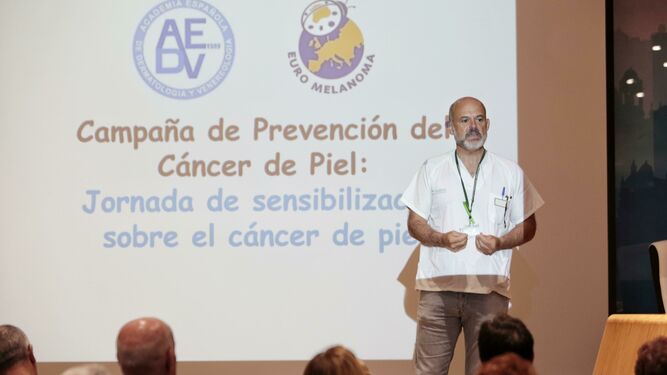 Mario Linares durante la charla que ha ofrecido en el salón de actos del Hospital Puerta del Mar.