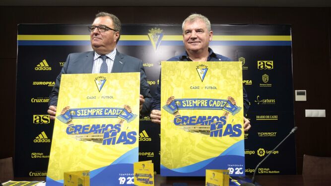 Santiago Pozas (i) y Manuel Vizcaíno posan con el cartel de la campaña de abonados.