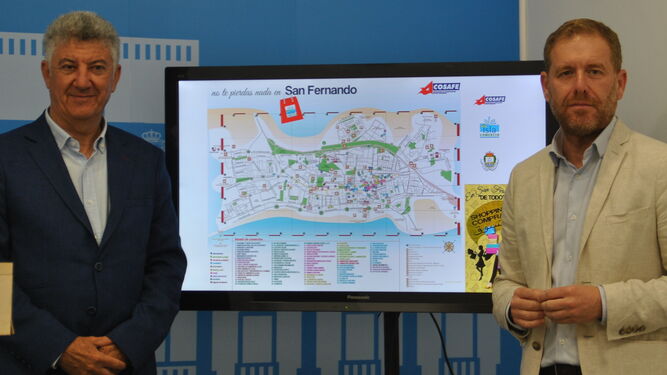 Luna (i.) y Rodríguez posan ante la imagen del nuevo plano comercial de Acosafe.