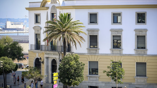 Fachada del Palacio de Justicia de Cádiz, donde se celebró el acuerdo.