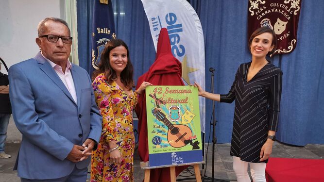 La nueva concejala de Cultura y Fiestas, Lola Cazalilla, acudió a la presentación del cartel.