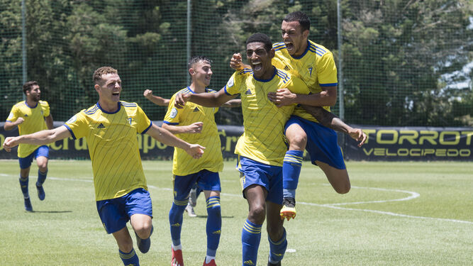 Seth y varios jugadores del Cádiz B celebran el gol que el canario marcó en la anterior ronda ante el Numancia B