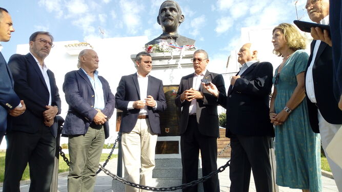 Las autoridades durante el homenaje al libertador de la República Dominicana Juan Pablo duarte.