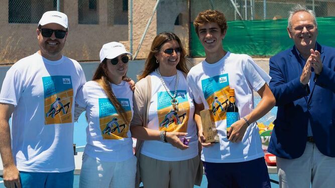 Borja Delgado posa con su trofeo junto a dos hijos y la viuda de Luis, además del concejal de Deportes.