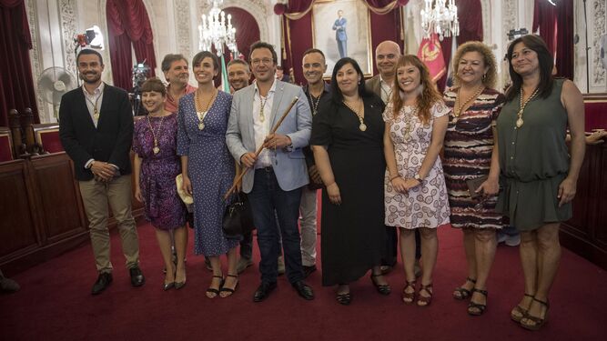 El equipo de Gobierno de Adelante Cádiz posa tras el Pleno de Investidura.